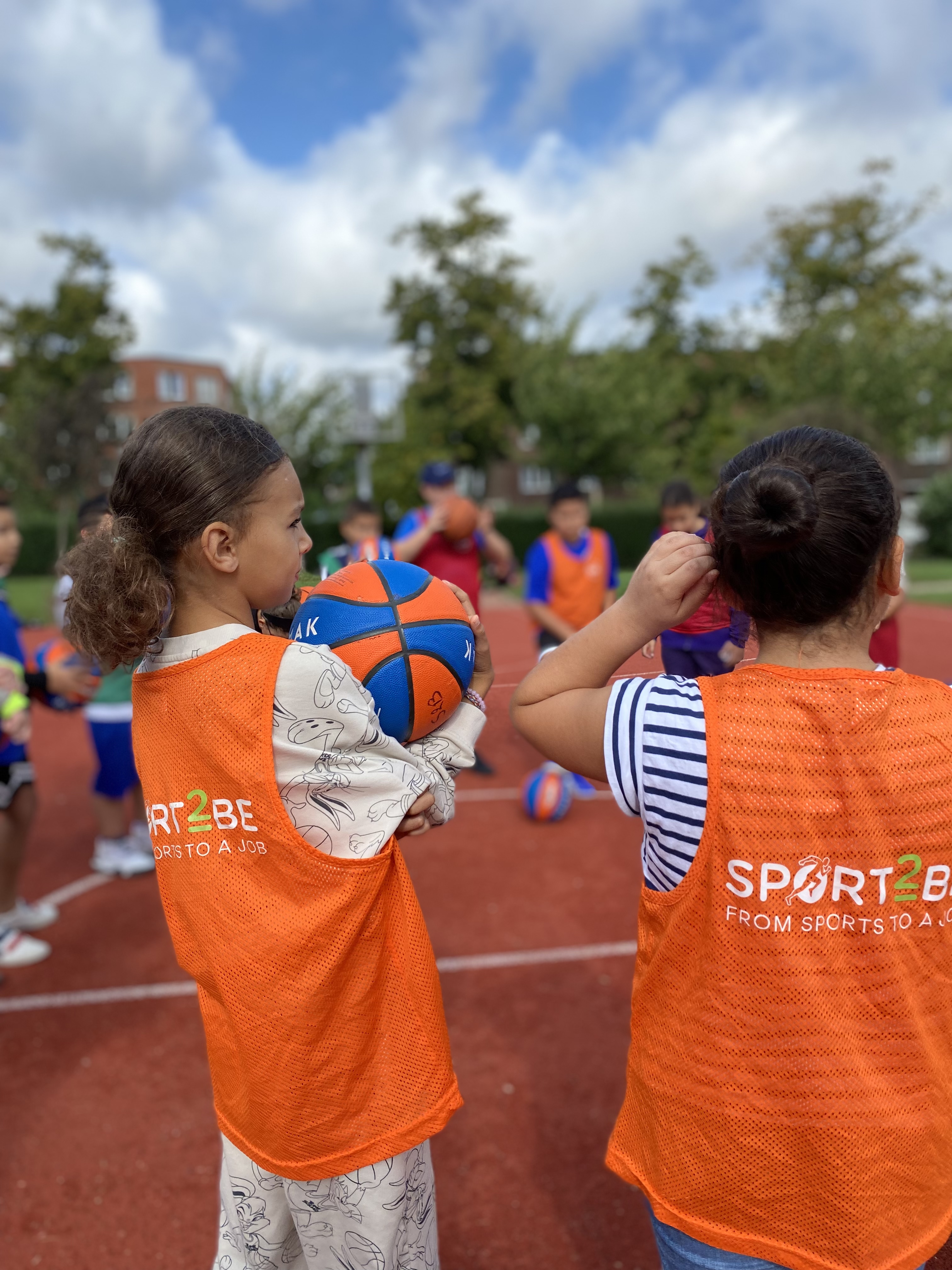 Young girl working for a student job through Sport2Be
